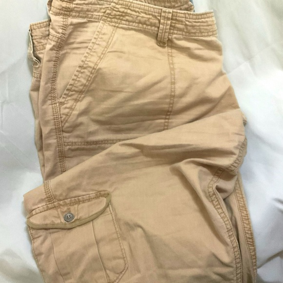 Levi’s Cargo Capris - Picture 2 of 8